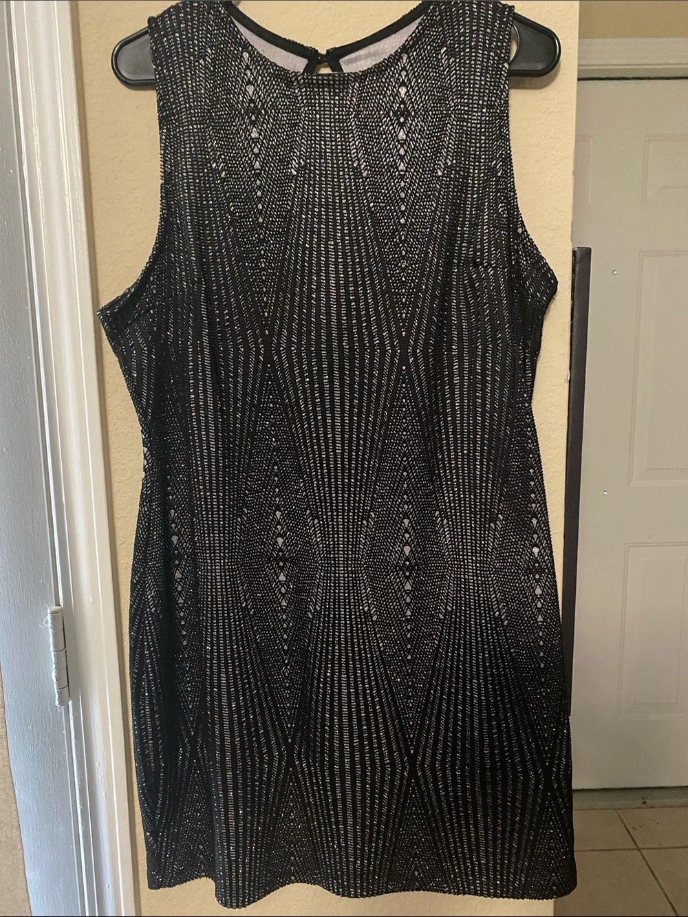 iris Black & White Sleeveless Mini Shift Dress